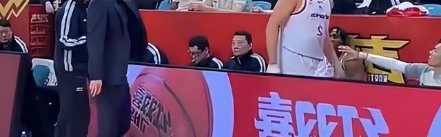 英雄联盟官网赛事-上海男篮疑似内讧！洛夫顿不满卢伟回怼惹争议 曾怒斥带着情绪打球