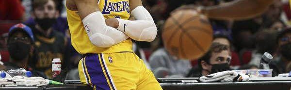 年度赛事赛程-进攻打不好、交易送不走，湖人只能继续将就韦少