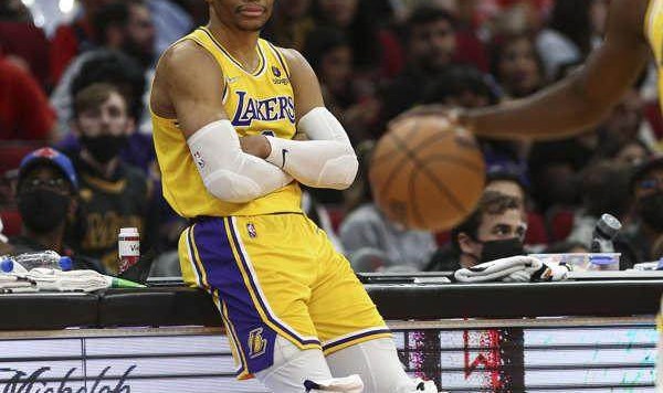 年度赛事赛程-进攻打不好、交易送不走，湖人只能继续将就韦少