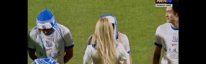 英雄联盟官网-传递赛场友好，莫斯科迪纳摩向申花球员赠送民族特色帽子